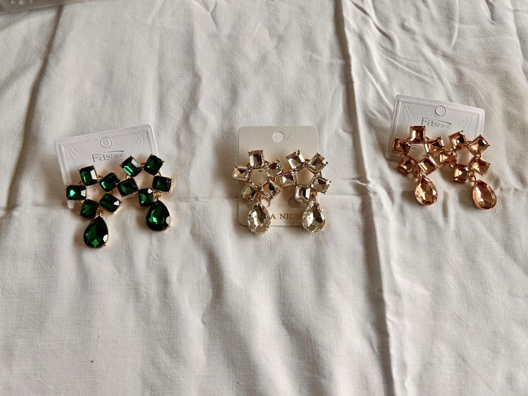 Pageant Gemstone Earrings (Category: Earrings) located in Pinamalayan. Submitted by _dragonfly (Listing ID 1470769397, Image 1). Description: 50 each White Gem ❌ .