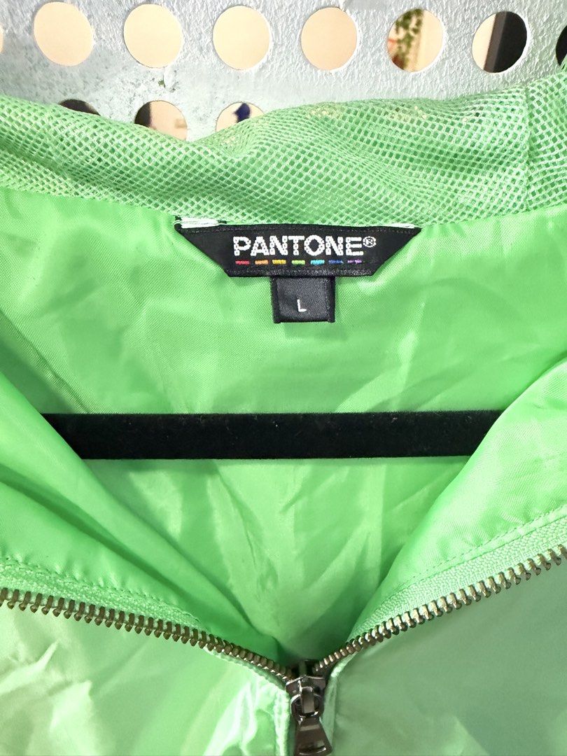 Pantone Uniqlo Windbreaker (Category: Coats, Jackets and Outerwear) located in Marikina City. Submitted by bg22.23 (Listing ID 1470905204, Image 2). Description: 23in x 27in.