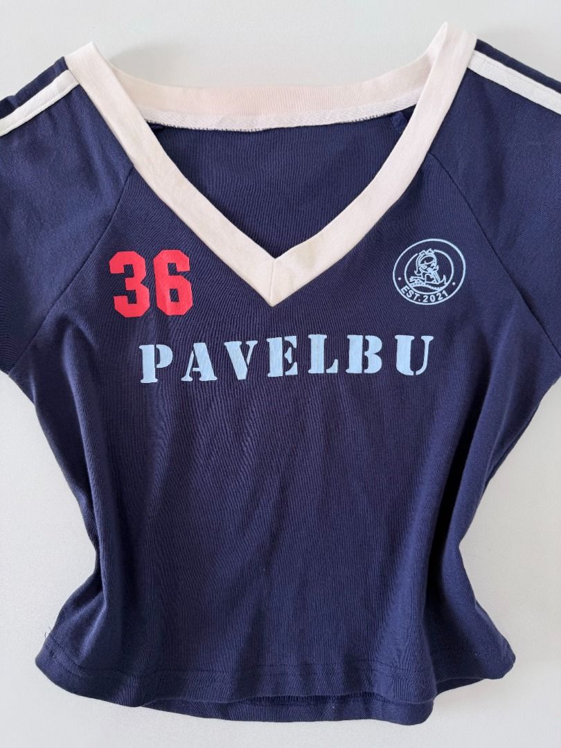 Pavelbu crop y2k shirt (Category: Shirts) located in Cabanatuan. Submitted by argarments.ph (Listing ID 1470827998, Image 2). Description: Tagged: fits small Width 15" | Length 16.5" Condition: Great condition Issue(s): -.