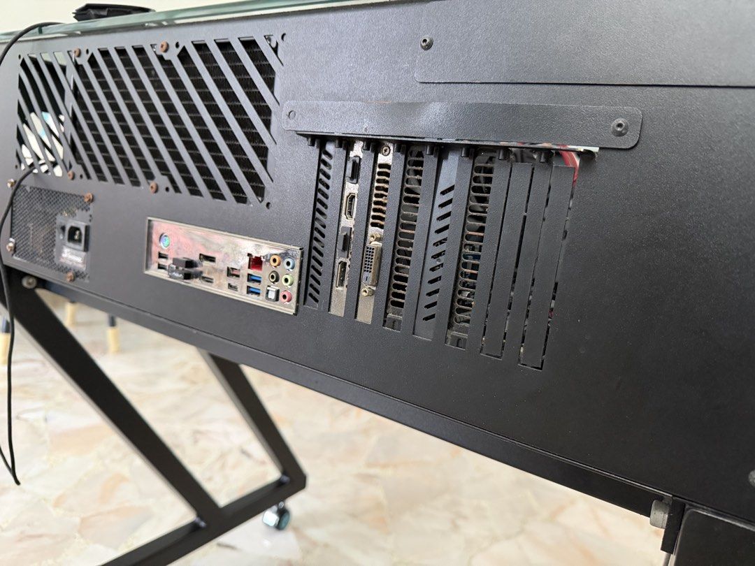 PC table case (Category: Desktops) located in Singapore. Submitted by squidjr (Listing ID 1470771768, Image 3). Description: Table only. can install all size of PC.