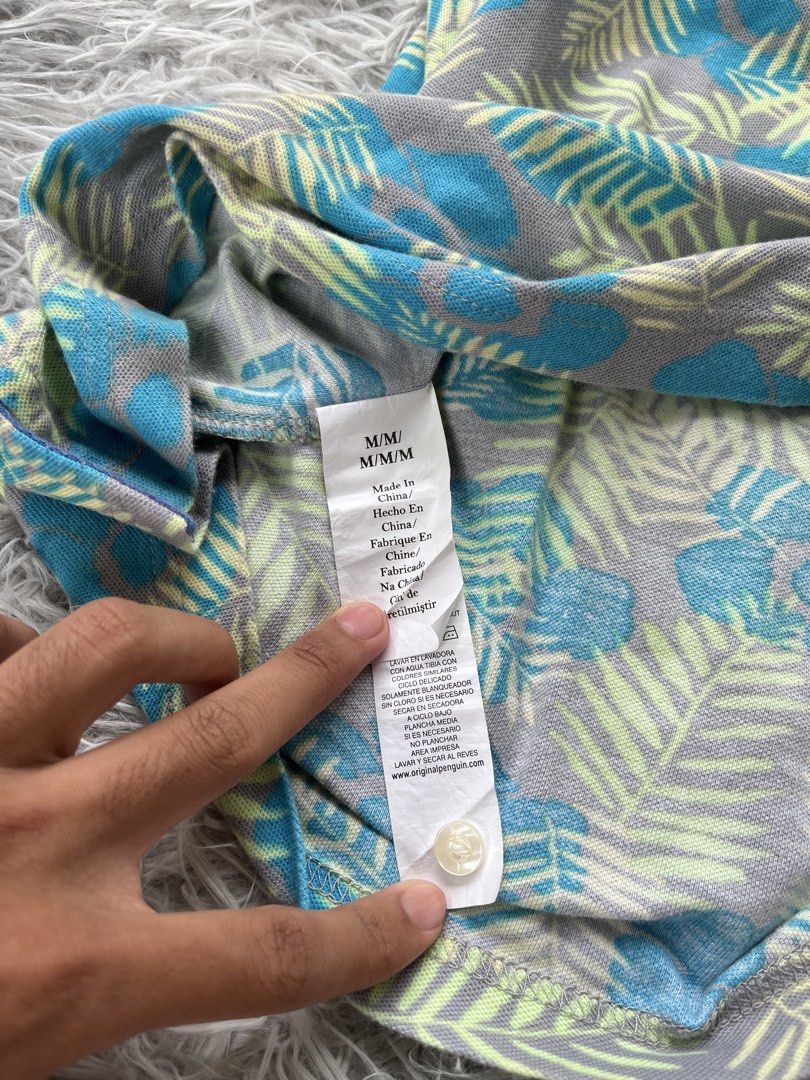 Penguin AOP Polo Shirt (Category: Tshirts & Polo Shirts ) located in Lipa City. Submitted by kent.finds (Listing ID 1470875297, Image 3). Description: Dimension: 📏W 28 📏L 20 Color Rate: 9.8/10 📌 Excellent Condition 💸 Mine : ₱950 + Shipping Fee🚚 Issue: Super minimal fold❌.