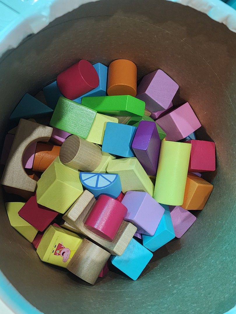 Peppa Pig 100 Building Blocks storage tub set (Category: Educational & Learning Toys) located in Tarlac. Submitted by ziv_surplus (Listing ID 1470891036, Image 3). Description: Some missing 95 pcs. Total When i counted.