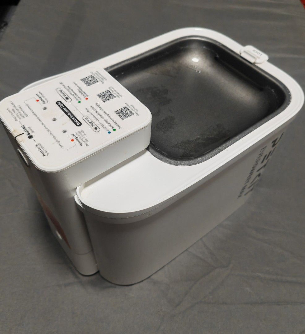 PETKIT Eversweet Max Cordless Smart Pet Drinking Fountain (Category: Health & Grooming) located in Quezon City. Submitted by sashasarisarishoppe (Listing ID 1470758621, Image 3). Description: - Brand: PETKIT Eversweet Max Smart Pet Drinking Fountain - Color: White - Type: Cordless model (great for placement anywhere) - Condition: Used, meticulously cleaned, and fully functional - Inclusions: Original retail box and extra unopened filter units - I