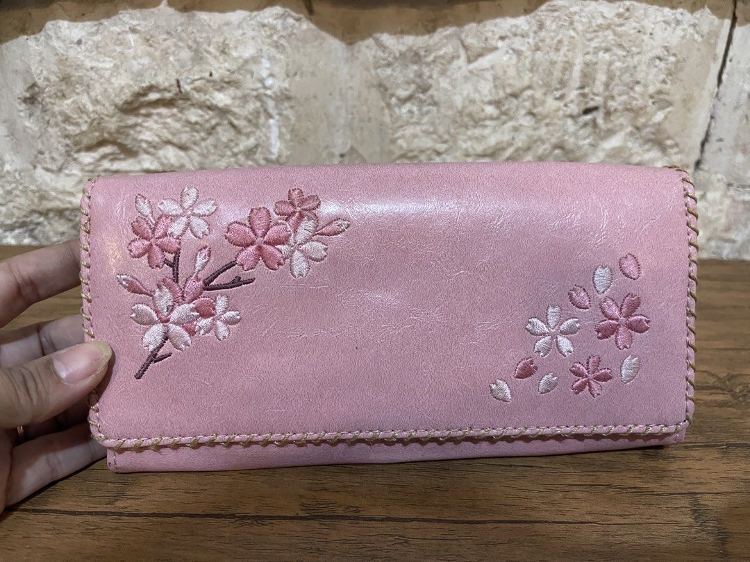 pink long wallet (Category: Wallets & Card holders) located in San Fernando. Submitted by japansurpluselyu (Listing ID 1470861725, Image 1). Description: .