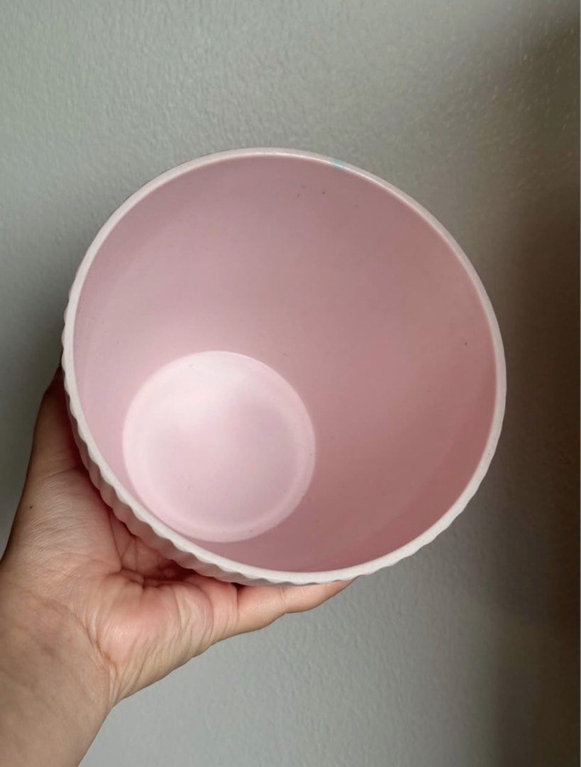 Pink Plastic Pot (Category: Vases & Decorative Bowls) located in Manila. Submitted by daniii_tree (Listing ID 1470889509, Image 2). Description: .