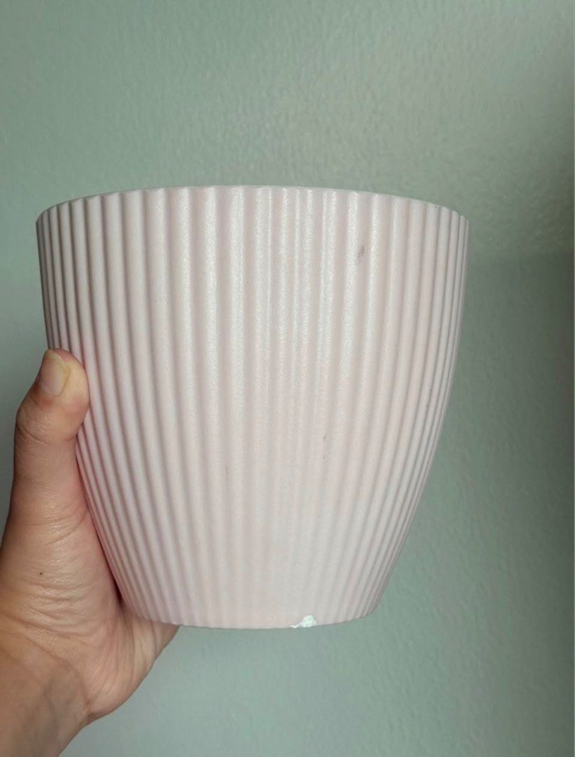Pink Plastic Pot (Category: Vases & Decorative Bowls) located in Manila. Submitted by daniii_tree (Listing ID 1470889509, Image 3). Description: .