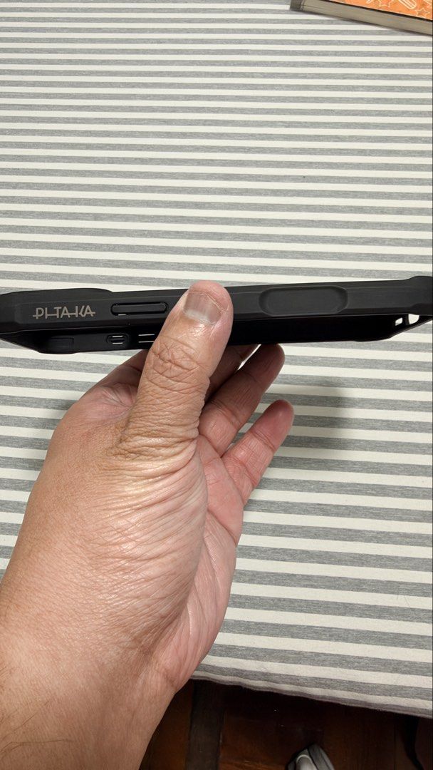 Pitaka Aramid fiber (Category: Cases & Sleeves) located in Manila. Submitted by sherwin18 (Listing ID 1470806293, Image 3). Description: Selling Pitaka case 17 pro max 18 pro max Black Aramid fiber Rubber side Slim type case Case only SRP:4,000 Selling it for : 2,500 Neg. Offer lang.