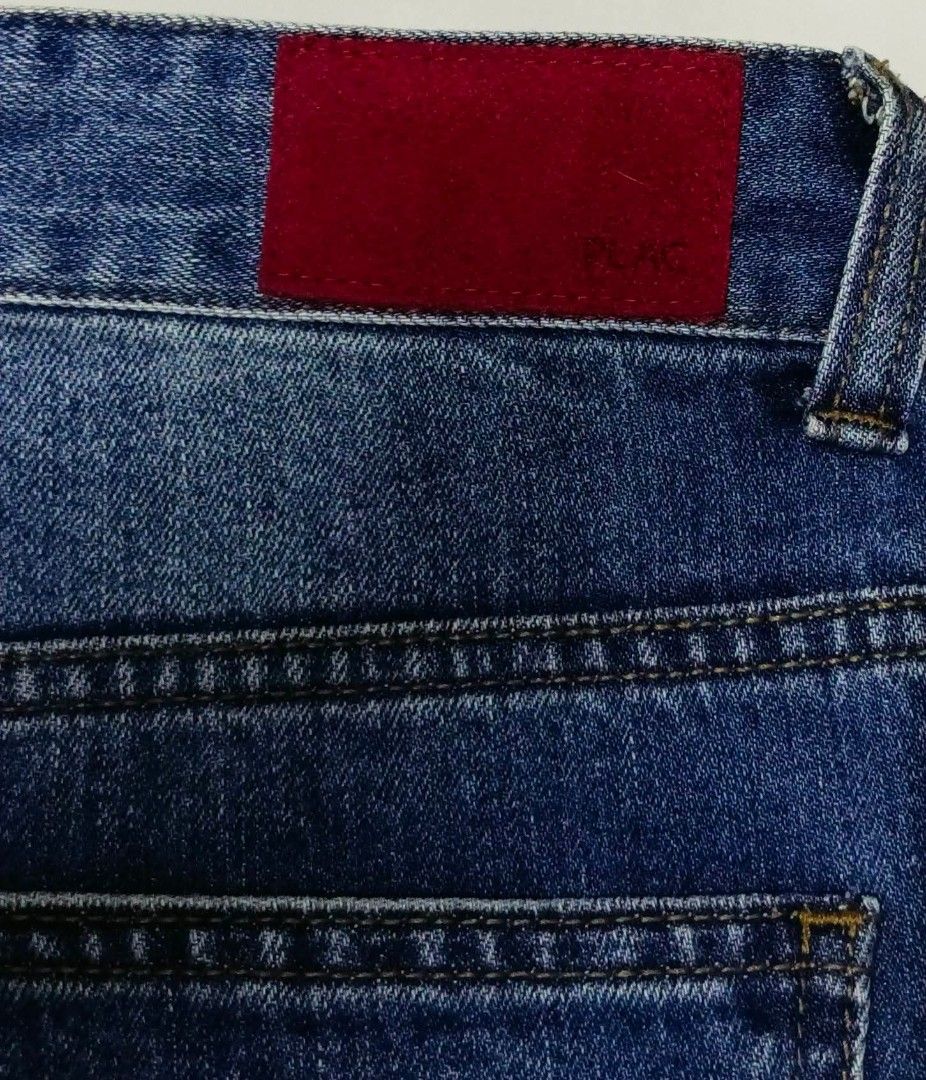 PLACBerlin Blue Denim Selvedge (Category: Jeans) located in Valenzuela. Submitted by AnahThrift (Listing ID 1470899191, Image 1). Description: New Arrival ❗️❗️❗️ 👉Fs:: PLACBERLIN SELVEDGE SLIM FIT Leather Patch Not Stretch Ny Kaihara Fabric 👉Made in JAPAN 👉Size:: Medium 👉Actual Dimes:: W31 to 32 L42 H7 👉Very Good condition 👍 👉 MOP:: Palawan/Cebuana/Gcash 👉 Courier:: Lalamove/MCFA/LBC/J&T 👉 Location:: Karuhatan, Valenzuela City 👉Salamat 