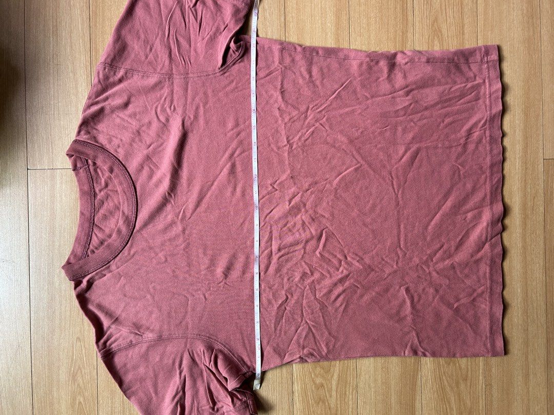 Plain Uniqlo tshirt (Category: Tshirts & Polo Shirts ) located in Manila. Submitted by bossjear (Listing ID 1470793240, Image 2). Description: Dimension in the picture no issue .