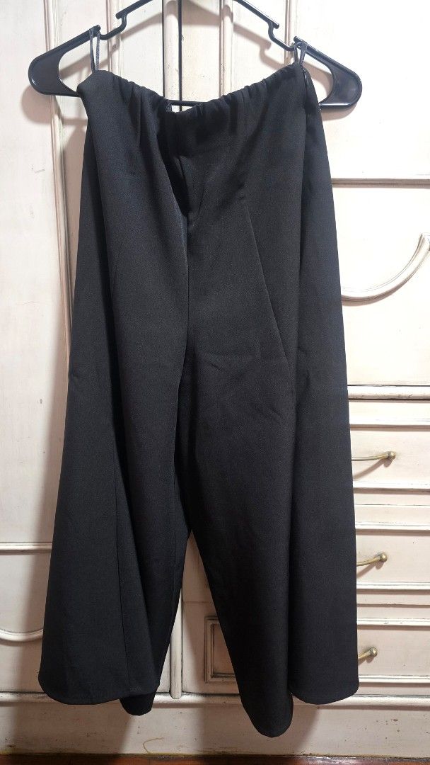 Plains & Prints Black Pants Size S (Category: Jeans) located in Manila. Submitted by stuff.gaming (Listing ID 1470858028, Image 1). Description: - Brand: Plains & Prints - Size: Small (PHL S / EUR 8 / USA 4) - Color: Solid Black - Waistband: Comfortable inner elastic - Style: Versatile for work or casual wear - Fit: Comfortable and easy to pair with any top.