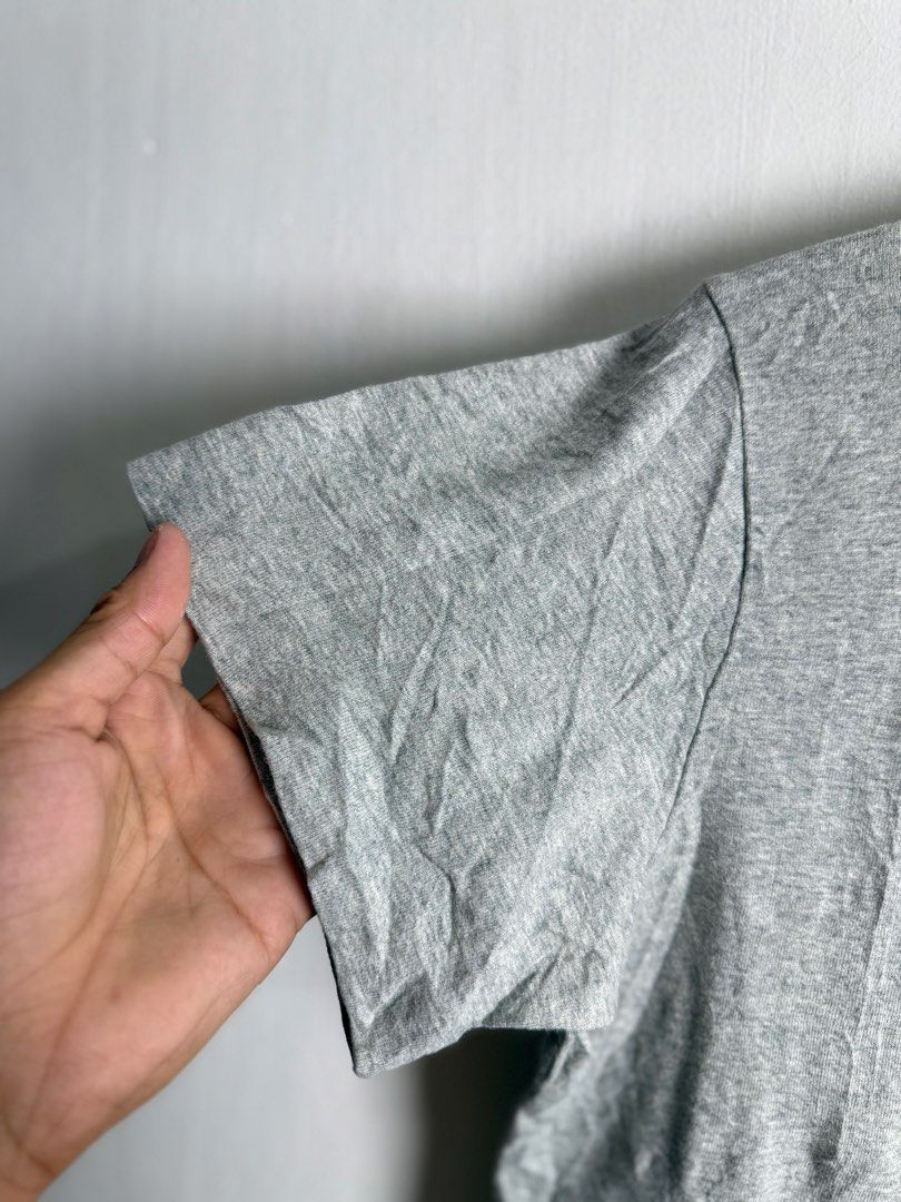 Play cdg big logo tee (Category: Tshirts & Polo Shirts ) located in Daraga. Submitted by casualthread (Listing ID 1470876144, Image 3). Description: Authentic Minimal stain need wash and minimal sa may mata pacheck na lang 19x24.5 Med to large women.