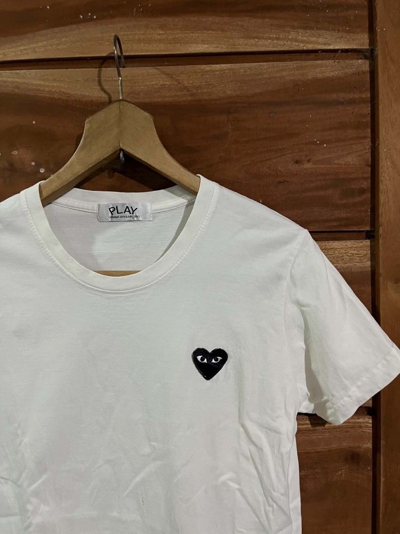 PLAY CDG WHITE TEE FOR WOMENS (Category: Shirts) located in Tagum. Submitted by danelle_closet1106 (Listing ID 1470774630, Image 2). Description: EXCELLENT SIZE:LARGE WOMEN'S CUT WASHTAG ISSUE ONLY.