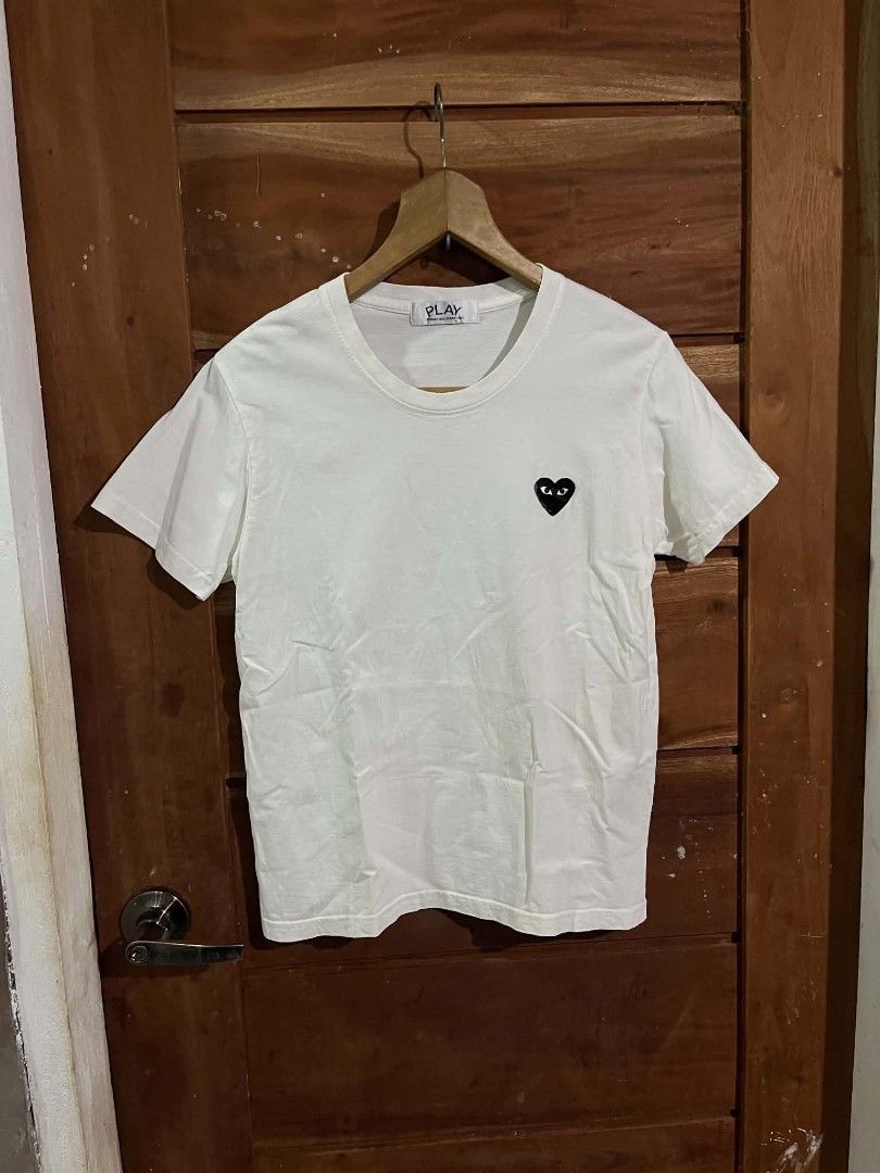 PLAY CDG WHITE TEE FOR WOMENS (Category: Shirts) located in Tagum. Submitted by danelle_closet1106 (Listing ID 1470774630, Image 1). Description: EXCELLENT SIZE:LARGE WOMEN'S CUT WASHTAG ISSUE ONLY.