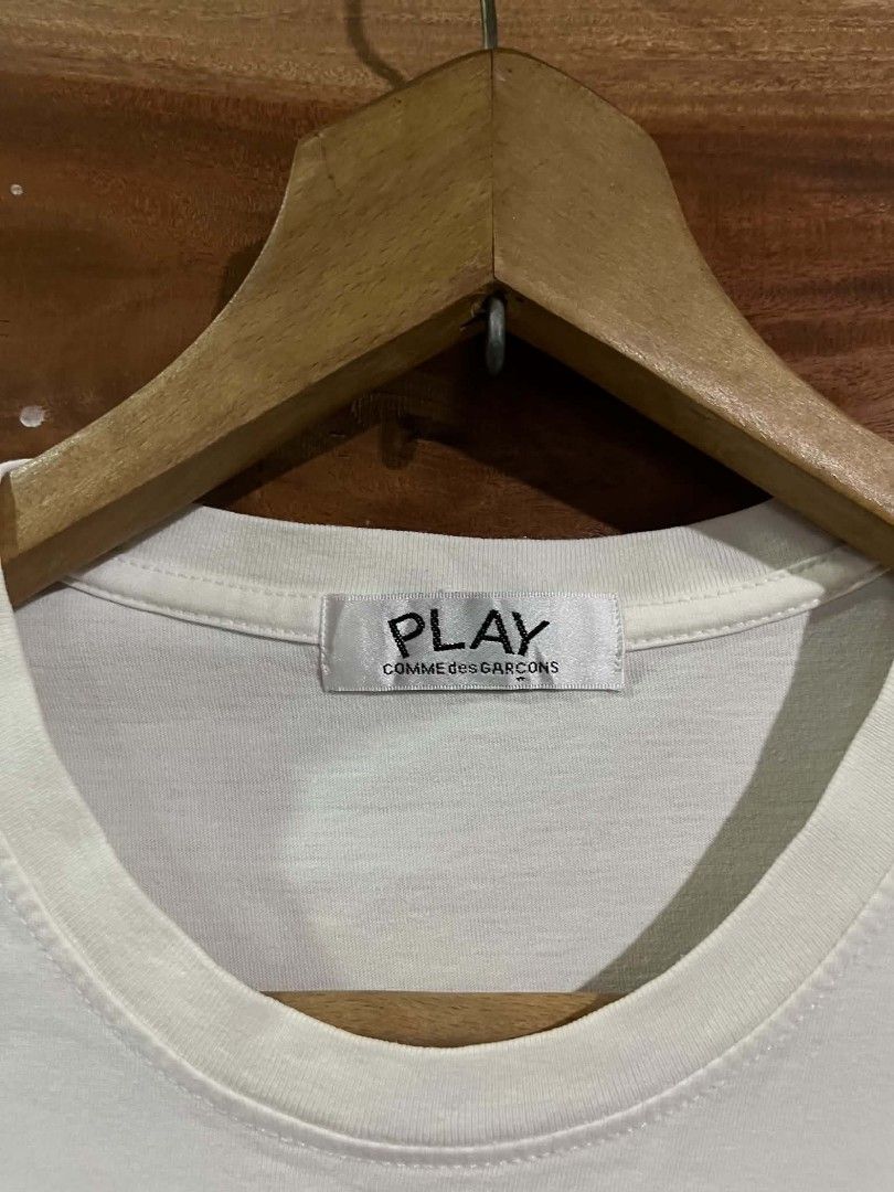 PLAY CDG WHITE TEE FOR WOMENS (Category: Shirts) located in Tagum. Submitted by danelle_closet1106 (Listing ID 1470774630, Image 3). Description: EXCELLENT SIZE:LARGE WOMEN'S CUT WASHTAG ISSUE ONLY.