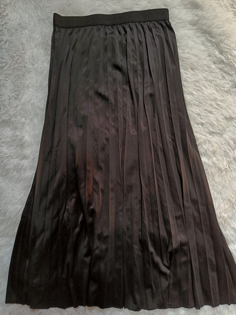 Pleated Midi Skirt Bundle Brown and Black (Category: Skirts) located in Orani. Submitted by mbfb_btn (Listing ID 1470824246, Image 2). Description: - Flowy skirts (Brown and Black) - Size 28-34 - Length: Midi with a gorgeous flowy drape - Waistband: Comfy elastic waist for easy wear - Material: Smooth, lightweight fabric - Versatility: Perfect everyday staples that easily match any top.