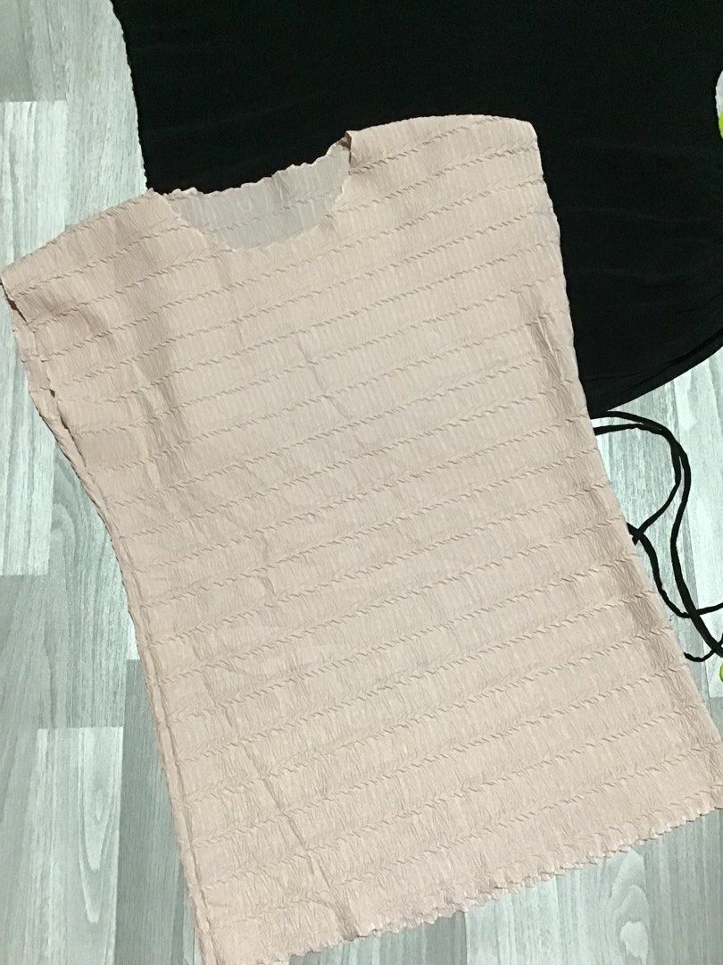 PLEATS aspack (Category: Blouses) located in Davao. Submitted by ljay.thriftedfinds (Listing ID 1470857174, Image 2). Description: .