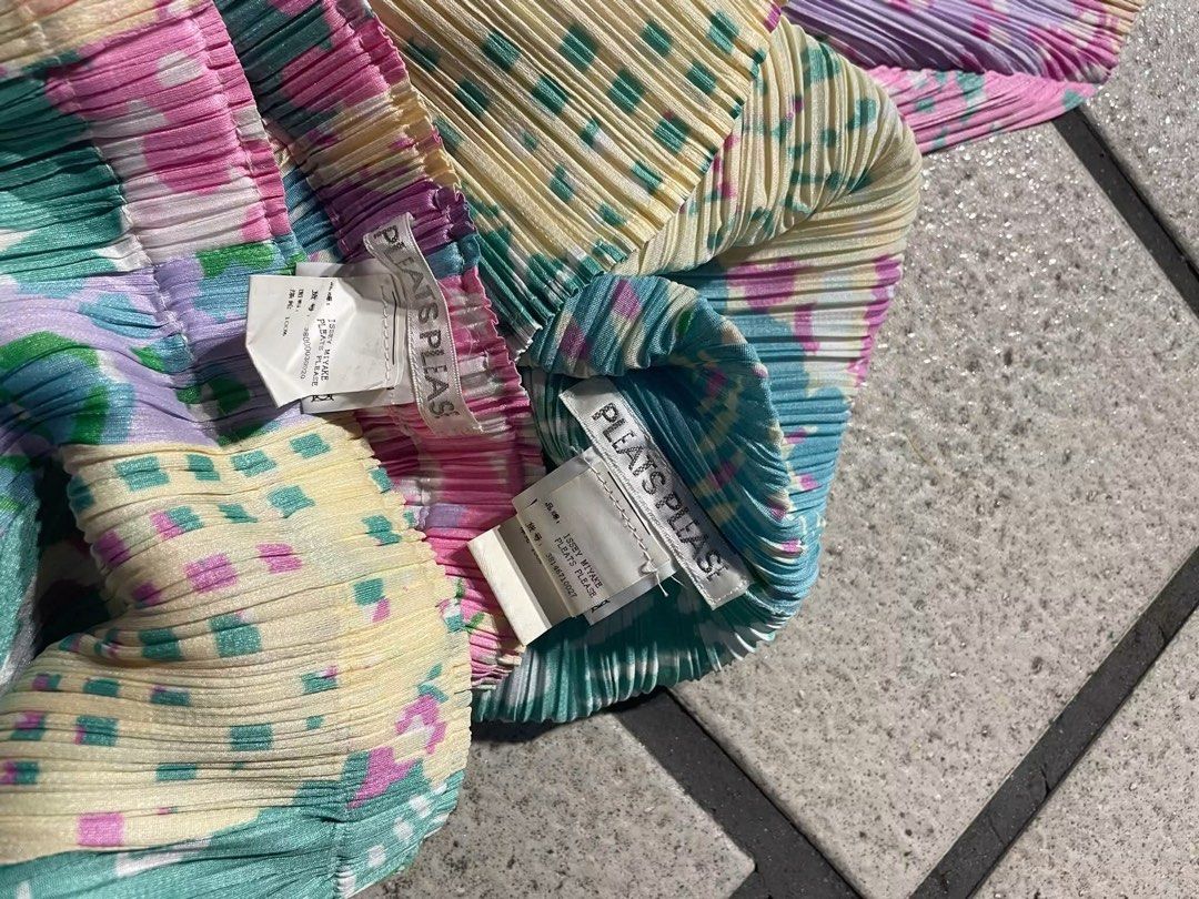 PLEATS PLEASE / ISSEY MIYAKE (Category: Sets or Coordinates) located in Manila. Submitted by shinjohhn. (Listing ID 1470882473, Image 2). Description: PLEATS PLEASE / ISSEY MIYAKE COMPLETE SET BOTH GOOD AS LIKE NEW 100% NO ISSUE J&T COURIER DM 📩.