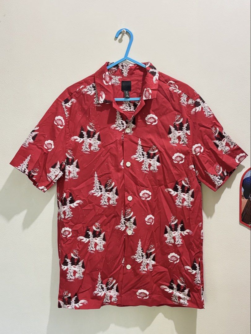 Polo Red H&M S-M (Category: Tshirts & Polo Shirts ) located in San Juan City. Submitted by reloved.ph3 (Listing ID 1470800817, Image 2). Description: Best fit medium.