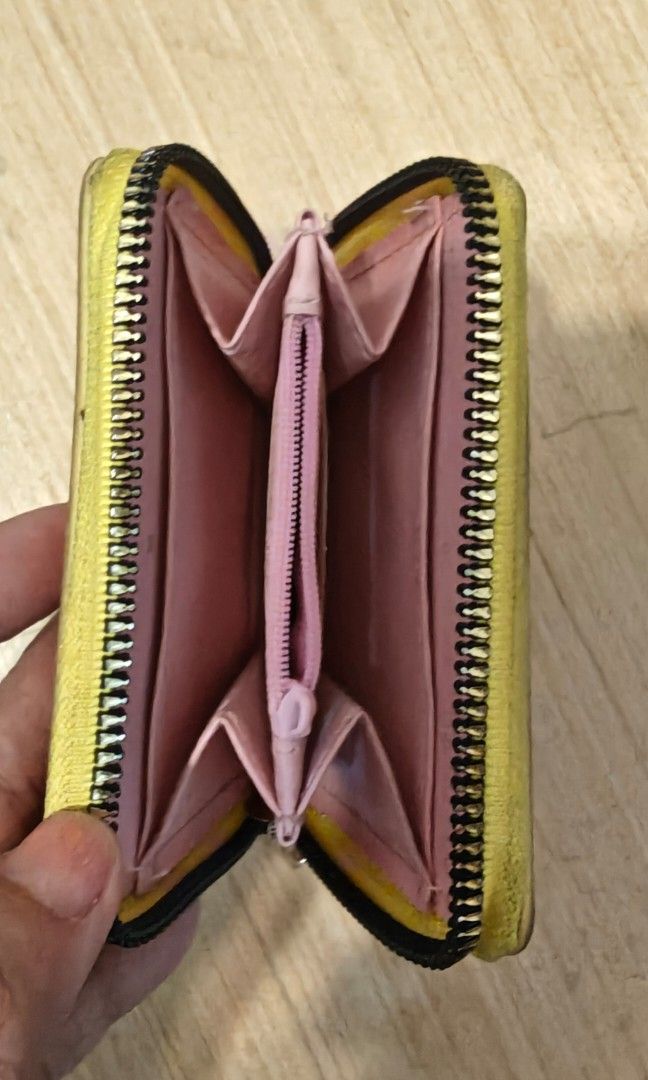 Pompompurin Wallet (Category: Wallets & Card holders) located in Quezon City. Submitted by smilebabymitch (Listing ID 1470929927, Image 3). Description: .