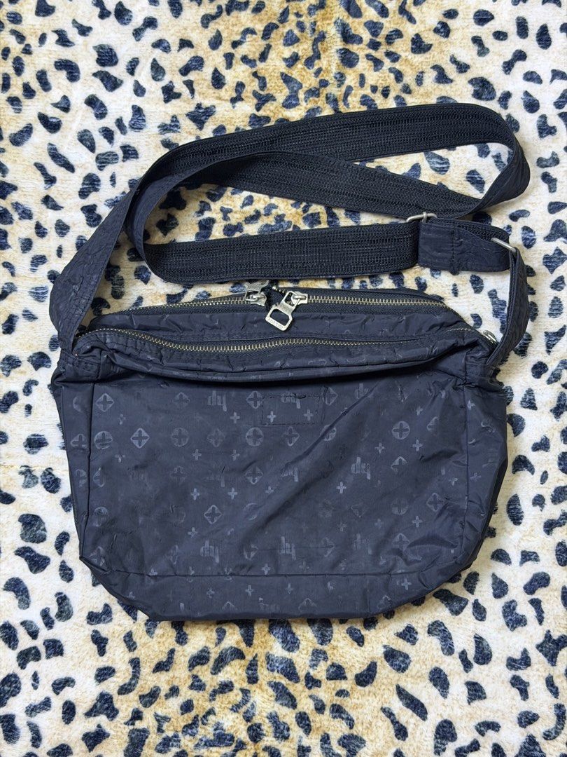 Porter sling bag (Category: Luxury Bags & Wallets) located in Kapangan. Submitted by keythsgs74798 (Listing ID 1470918309, Image 3). Description: .