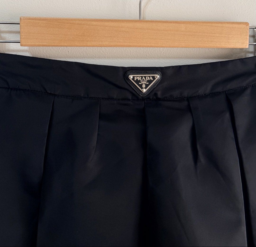 Pr ada re-nylon midi skirt (Category: Skirts) located in Tarlac. Submitted by giannisdeclutters4106 (Listing ID 1470930921, Image 2). Description: PR A DA Re-nylon skirt Split front With signature logo on the front waist Hook and signature buckle closure at the back Fits 27-28”.