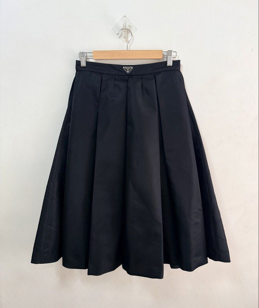 Pr ada re-nylon midi skirt (Category: Skirts) located in Tarlac. Submitted by giannisdeclutters4106 (Listing ID 1470930921, Image 1). Description: PR A DA Re-nylon skirt Split front With signature logo on the front waist Hook and signature buckle closure at the back Fits 27-28”.