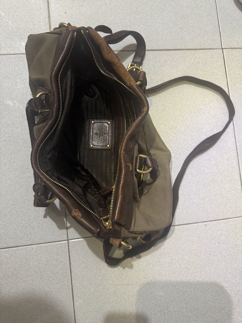 Prada Bag vintage (Category: Luxury Bags & Wallets) located in San Fernando. Submitted by scorpion.94 (Listing ID 1470792758, Image 2). Description: minor damage in the leather. see in photo. but in good great condition .