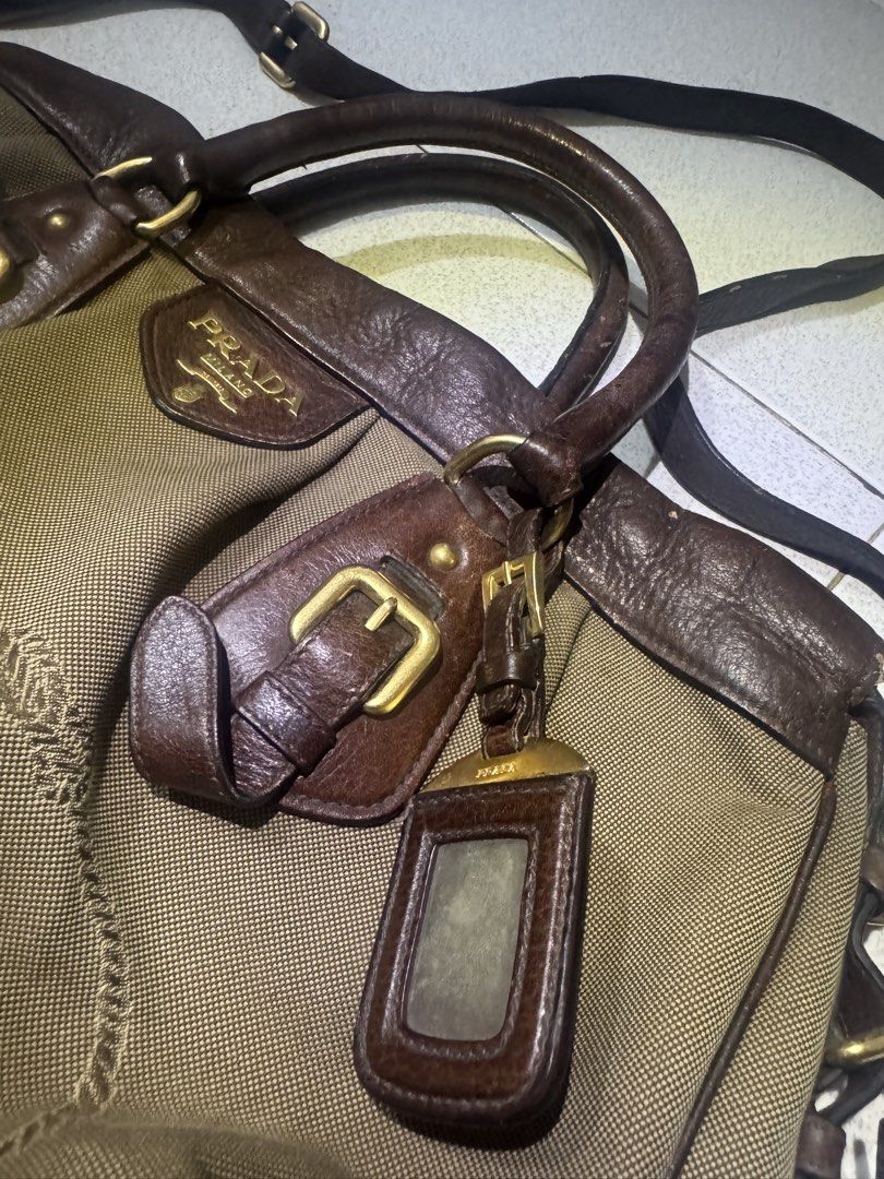 Prada Bag vintage (Category: Luxury Bags & Wallets) located in San Fernando. Submitted by scorpion.94 (Listing ID 1470792758, Image 3). Description: minor damage in the leather. see in photo. but in good great condition .