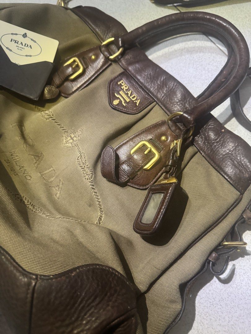 Prada Bag vintage (Category: Luxury Bags & Wallets) located in San Fernando. Submitted by scorpion.94 (Listing ID 1470792758, Image 1). Description: minor damage in the leather. see in photo. but in good great condition .