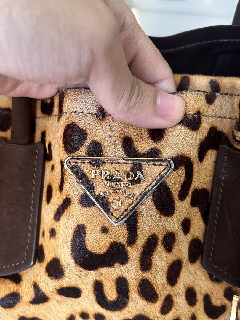 Prada Handbag (Category: Luxury Bags & Wallets) located in Antipolo. Submitted by itsme_ghelsonn (Listing ID 1470767594, Image 3). Description: Issue in the picture.