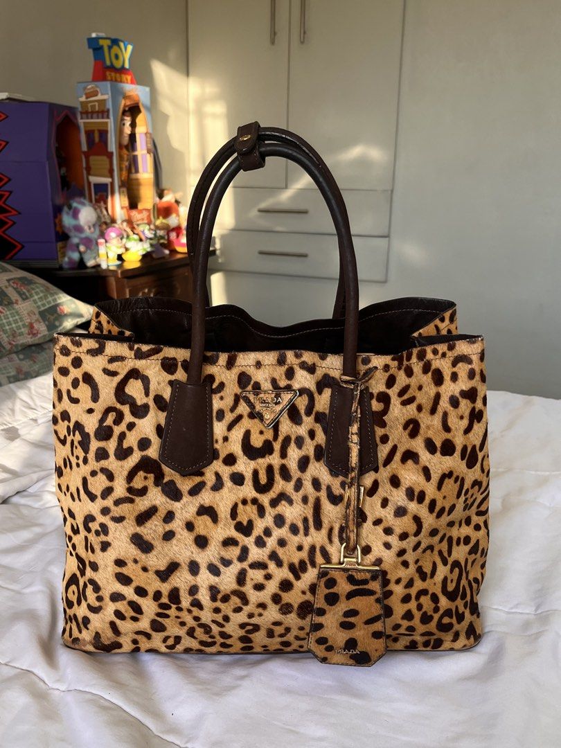 Prada Handbag (Category: Luxury Bags & Wallets) located in Antipolo. Submitted by itsme_ghelsonn (Listing ID 1470767594, Image 1). Description: Issue in the picture.