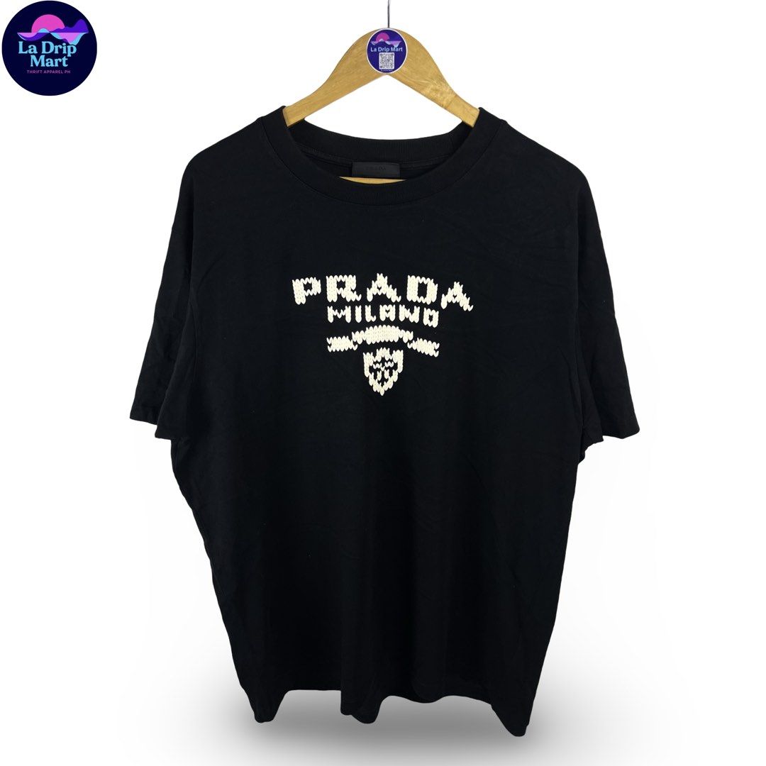 ‎“PRADA MILANO” PUFFER SCRPT TEE (Category: Tshirts & Polo Shirts ) located in Taguig. Submitted by ldm.ph (Listing ID 1470744058, Image 1). Description: ‎(LDM-C-0295) ‎Size:ACTUAL FIT:L-XL ‎Dimensions ‎Inches width:23 ‎Inches length:30 ‎Condition: EXCELLENT ‎Color rate:9.5 ‎Flaws:❌ ‎(READY TO WEAR).