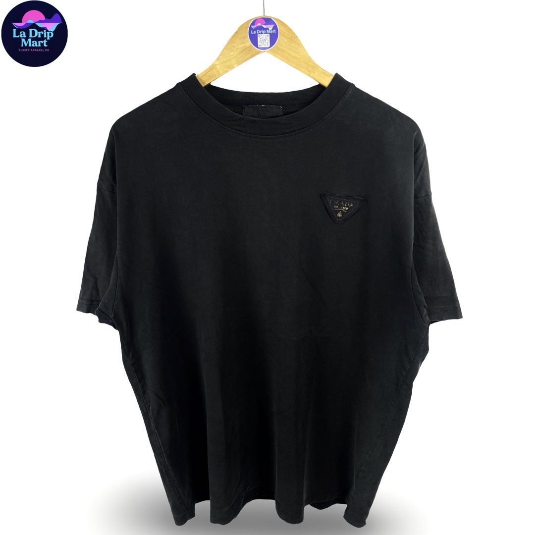 ‎“PRADA MILANO” TRI LOGO PATCH TEE (Category: Tshirts & Polo Shirts ) located in Taguig. Submitted by ldm.ph (Listing ID 1470743979, Image 1). Description: ‎(LDM-C-0294) ‎Size:ACTUAL FIT:LARGE ‎Dimensions ‎Inches width:23 ‎Inches length:28 ‎Condition: EXCELLENT ‎Color rate:9.5 ‎Flaws:❌ ‎(READY TO WEAR).