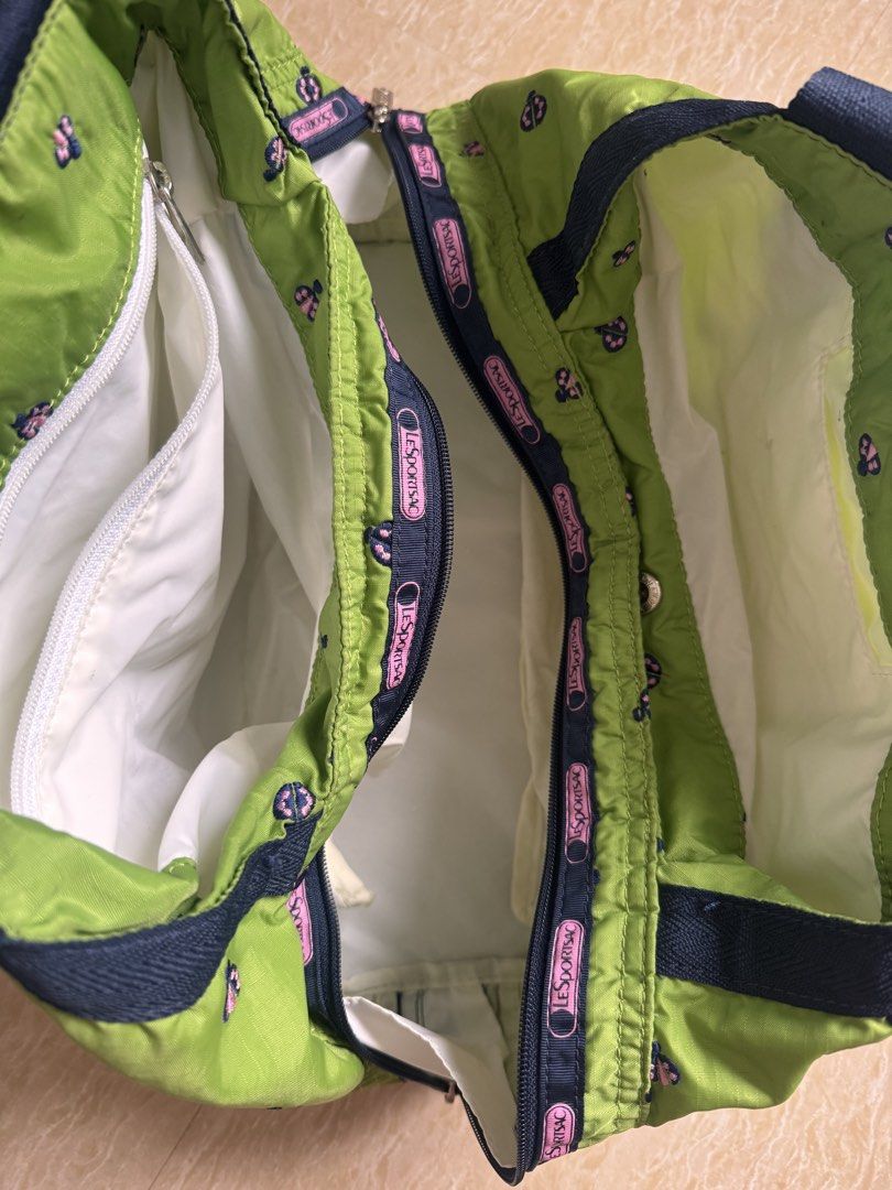 Pre loved Le Sportsac Shoulder Bag (Category: Shoulder Bags) located in Tuguegarao City. Submitted by ginnievillacorte (Listing ID 1470807003, Image 2). Description: Bought as pre- loved here in carousell. Needs washing..
