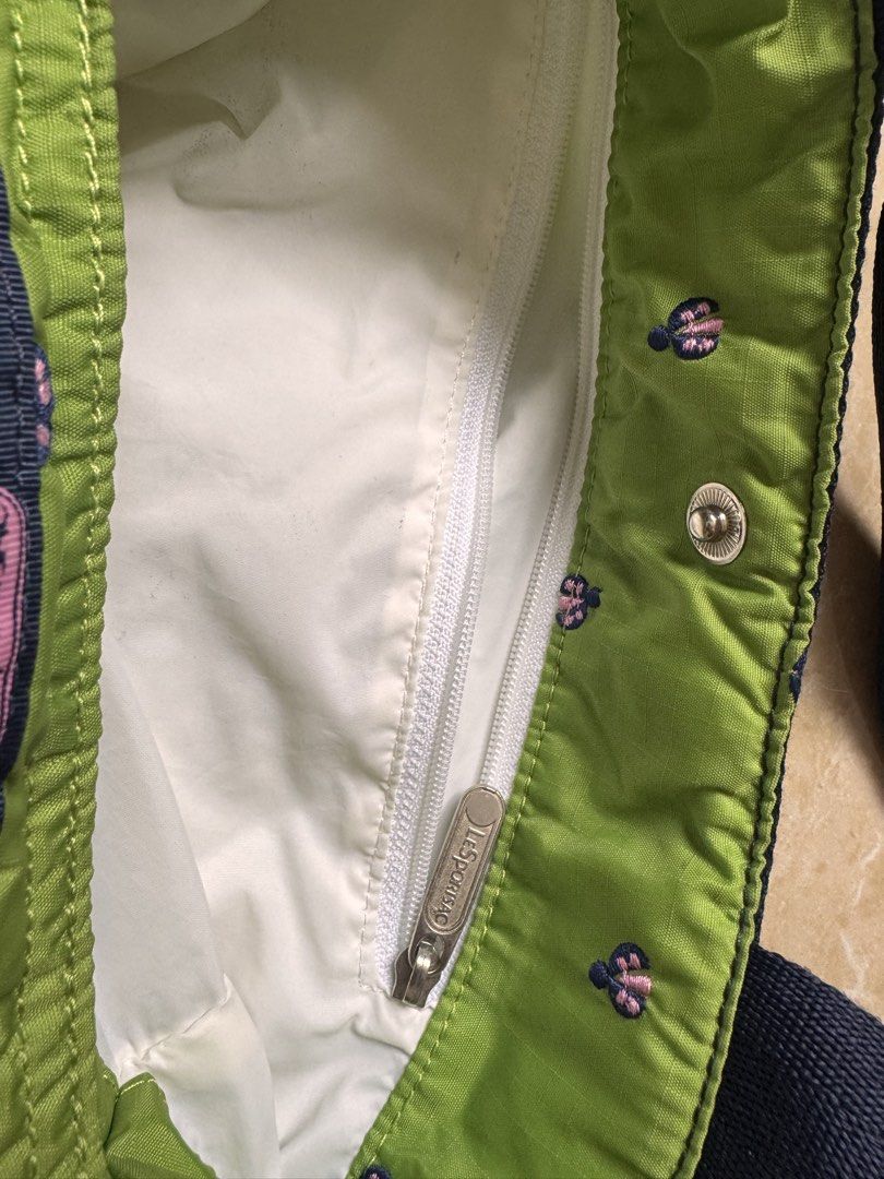 Pre loved Le Sportsac Shoulder Bag (Category: Shoulder Bags) located in Tuguegarao City. Submitted by ginnievillacorte (Listing ID 1470807003, Image 3). Description: Bought as pre- loved here in carousell. Needs washing..