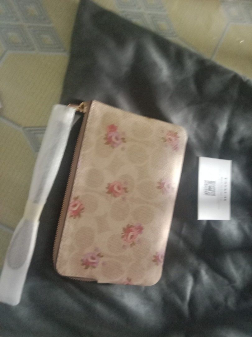 Pre loved Unworn coach (Category: Luxury Bags & Wallets) located in Manila. Submitted by lispooner_577 (Listing ID 1470816086, Image 3). Description: pre loved Unworn Coach Wristlet/CAR20 IMSAS NB2596_N.