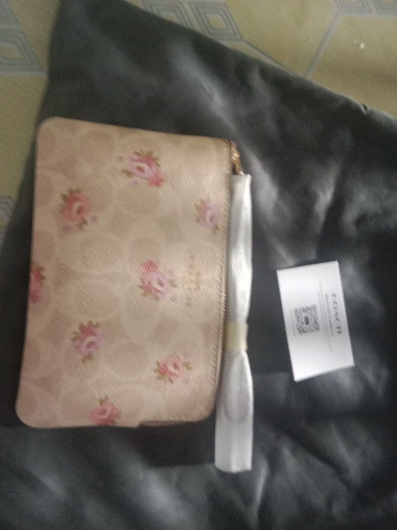 Pre loved Unworn coach (Category: Luxury Bags & Wallets) located in Manila. Submitted by lispooner_577 (Listing ID 1470816086, Image 2). Description: pre loved Unworn Coach Wristlet/CAR20 IMSAS NB2596_N.