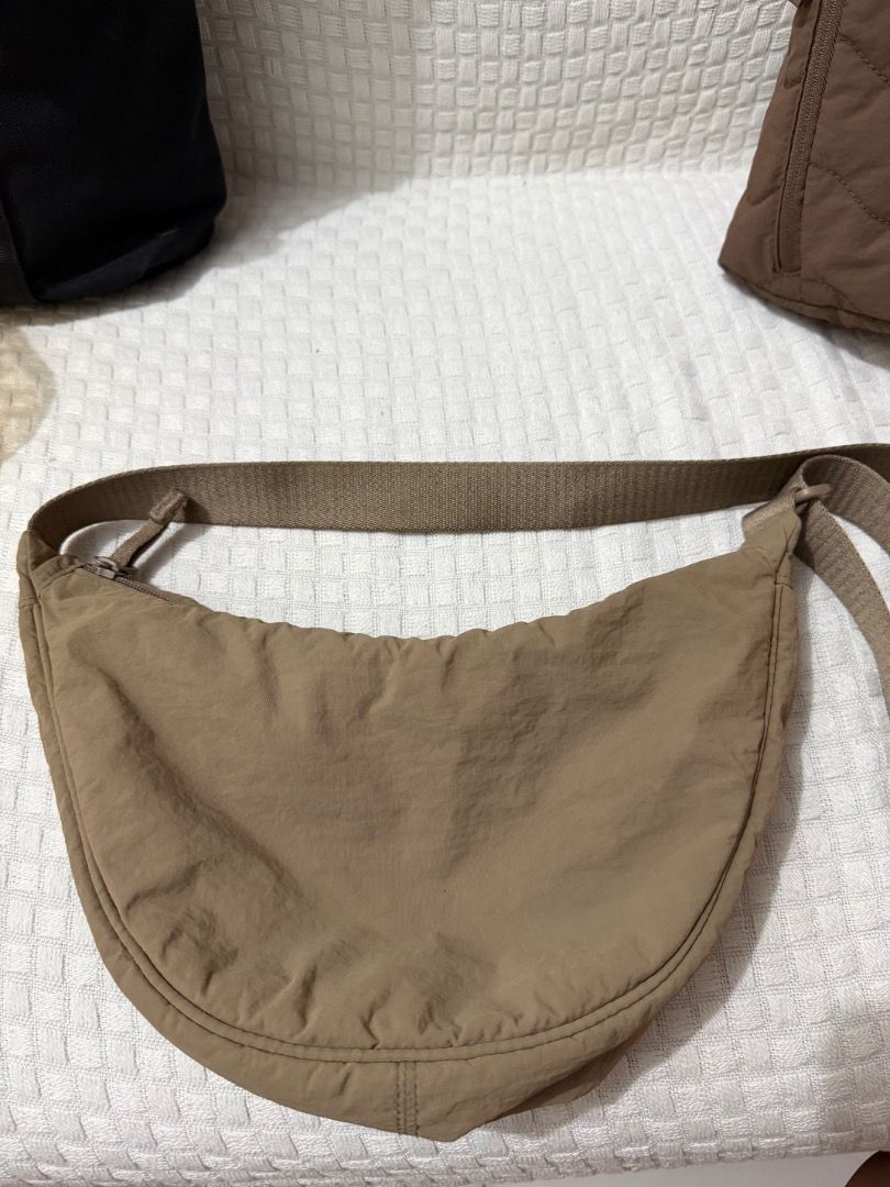 Pre-loved Bags (Category: Tote Bags) located in Caloocan City. Submitted by mikaelaren77942 (Listing ID 1470832903, Image 3). Description: .