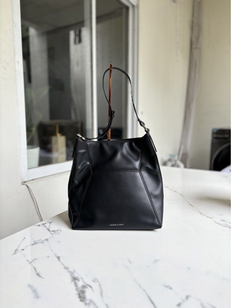 Preloved Charles & Keith Geometric Tote Bag (Category: Shoulder Bags) located in Pasig City. Submitted by catsyybooo (Listing ID 1470757879, Image 1). Description: -Like new, in very good condition ✅ With dust bag.