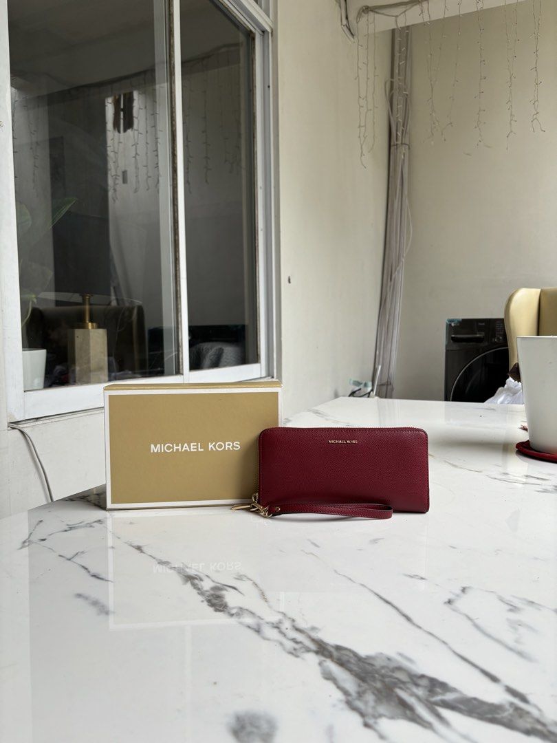 Preloved Michael Kors Continental Wallet (Category: Wallets & Card holders) located in Pasig City. Submitted by catsyybooo (Listing ID 1470758699, Image 1). Description: -Unused but stored for a while, like new condition ✅With box.