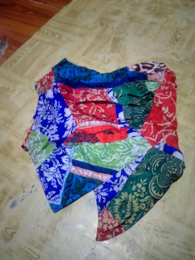 Pretty little thing Patchwork tube top (Category: Sleeveless) located in Maco. Submitted by nothingabove300shop (Listing ID 1470849603, Image 3). Description: Size -small No flaws like new good for summer outfit.