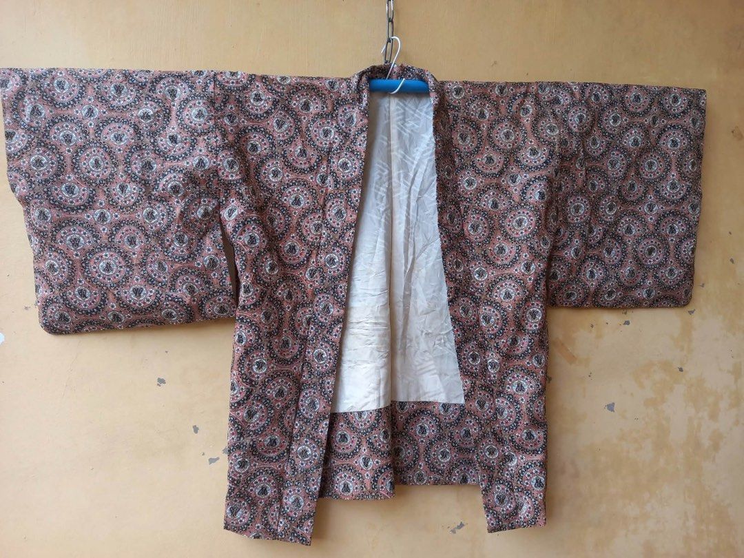 Printed Silk Kimono Haori (Category: Luxury Apparel) located in Naga. Submitted by happeemarket (Listing ID 1470880973, Image 2). Description: 9/10 with slight sign of storage sa inner lining Malambot and flowy ang tela Small to xl.