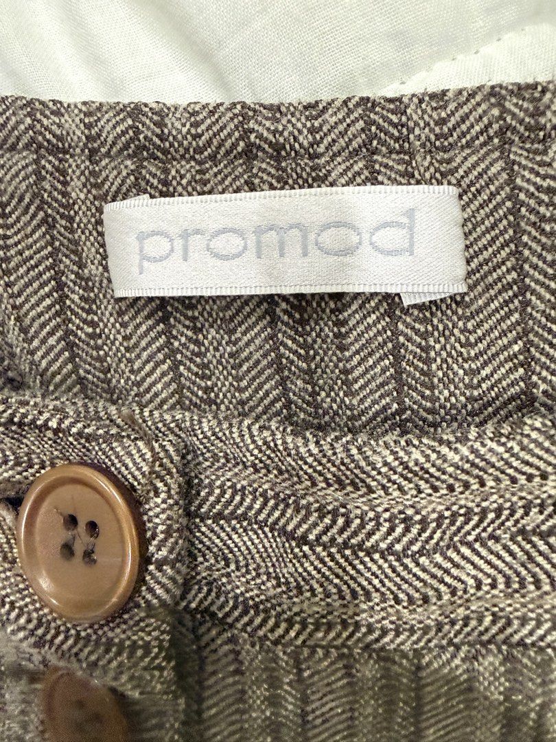 Promod Brown Herringbone Pattern Trousers (Category: Other Bottoms) located in Taguig. Submitted by bau375 (Listing ID 1470865342, Image 3). Description: - Brand: Promod - Pattern: Brown herringbone with a vertical textured weave - Fit: hipster hence, the size. - Features: Front buttons along the waistband, back pockets, and belt loops - Style: Ideal for office wear or smart casual outfits .