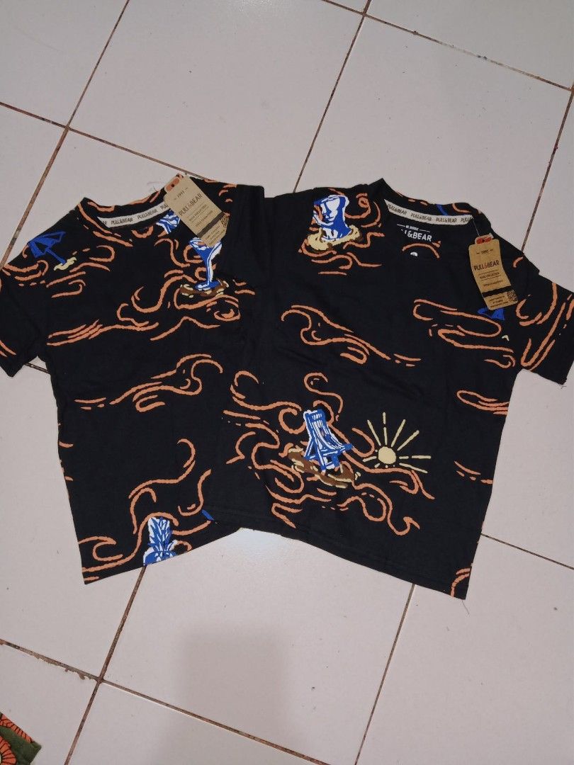 Pull&Bear Beach Doodle Graphic Tees (Overruns) (Category: Babies & Kids Fashion) located in Taguig. Submitted by iamyanggaragesale (Listing ID 1470743857, Image 2). Description: 🌊 Pull&Bear Beach Doodle Graphic Tees are now available. Loving the orange wave outlines and blue vacation graphics on this clean black base 🌴☀️ 💸 PRICING & BUNDLES: ▪️ 1 Piece: ₱180 ▪️ 2 Pieces: ₱350 (Save ₱10) ✨ Brand new with tags (High-quality overrun) 👕 Available