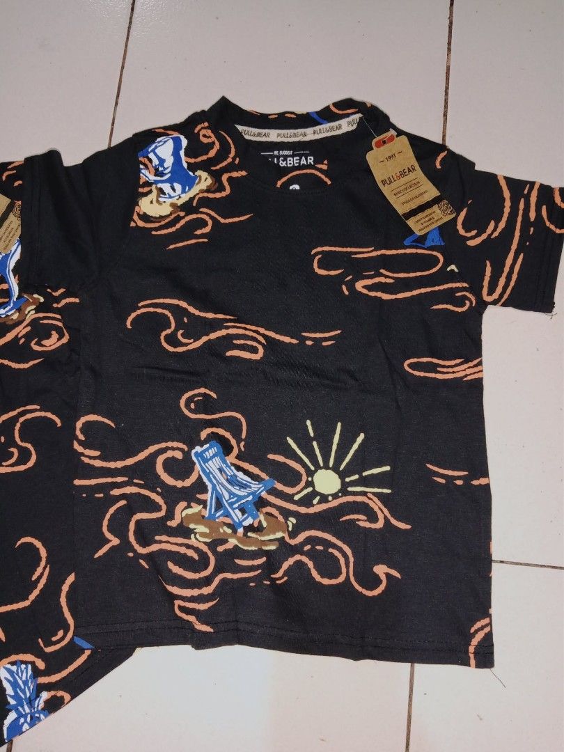 Pull&Bear Beach Doodle Graphic Tees (Overruns) (Category: Babies & Kids Fashion) located in Taguig. Submitted by iamyanggaragesale (Listing ID 1470743857, Image 1). Description: 🌊 Pull&Bear Beach Doodle Graphic Tees are now available. Loving the orange wave outlines and blue vacation graphics on this clean black base 🌴☀️ 💸 PRICING & BUNDLES: ▪️ 1 Piece: ₱180 ▪️ 2 Pieces: ₱350 (Save ₱10) ✨ Brand new with tags (High-quality overrun) 👕 Available