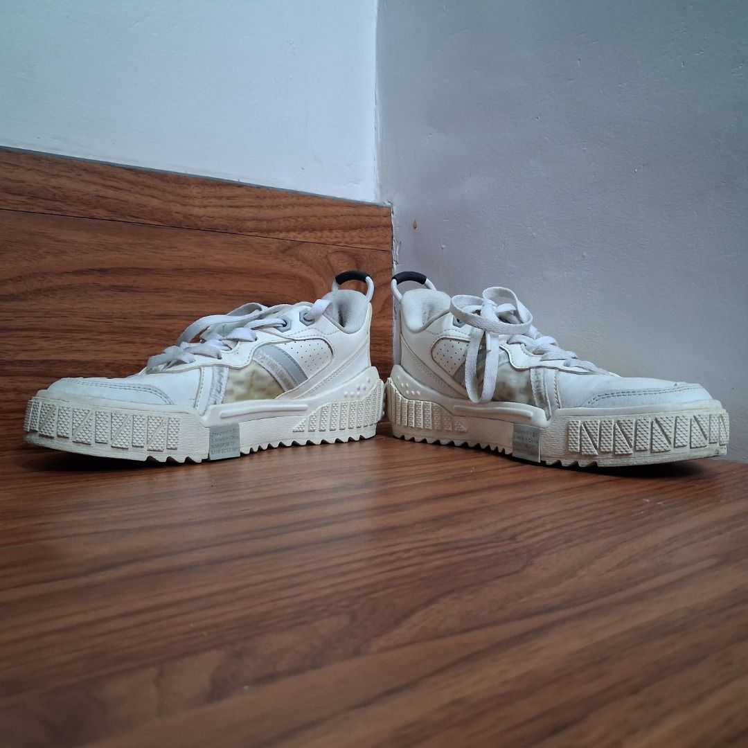 Li-Ning 001 Unblock (Category: Sneakers) located in Quezon City. Submitted by 357oclock (Listing ID 1470808130, Image 3). Description: - Brand: Puma - Color: White and cream - Style: Chunky sneakers with textured platform sole and geometric tread - Features: Mesh side panels, white laces, and heel pull tab - Condition: Clean upper with minor signs of wear on the midsoles - Best for: Casual everyday wear and walking around town.