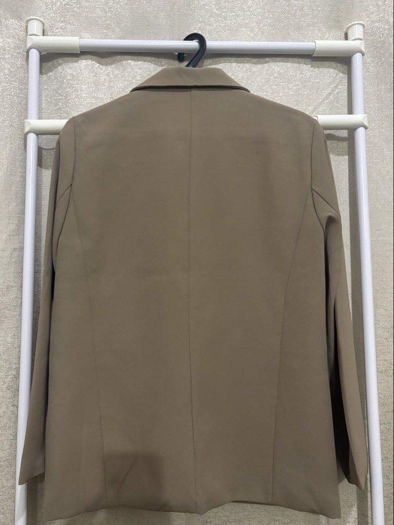 QiQiFuShi Brown Oversized Blazer Jacket (Category: Coats, Jackets and Outerwear) located in Mandaluyong City. Submitted by kthln (Listing ID 1470769760, Image 2). Description: - Brand: QiQiFuShi - Color: Brownish khaki (neutral tone that matches everything) - Style: Single button closure, notch lapel collar, structured shoulders - Pockets: Two functional front flap pockets - Details: Fully lined interior, tailored back center seam with side panel