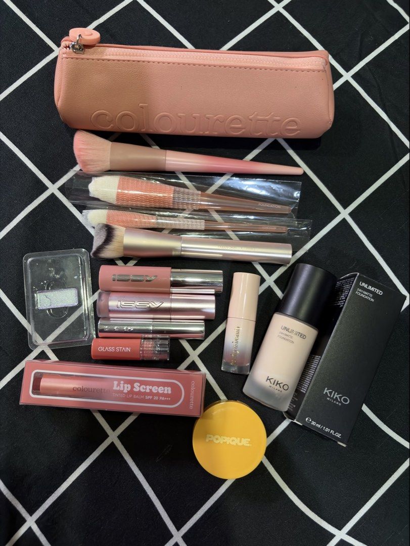Random Makeup Set (Swatched & Used Once) (Category: Makeup) located in Quezon City. Submitted by pinkplup (Listing ID 1470898662, Image 1). Description: .
