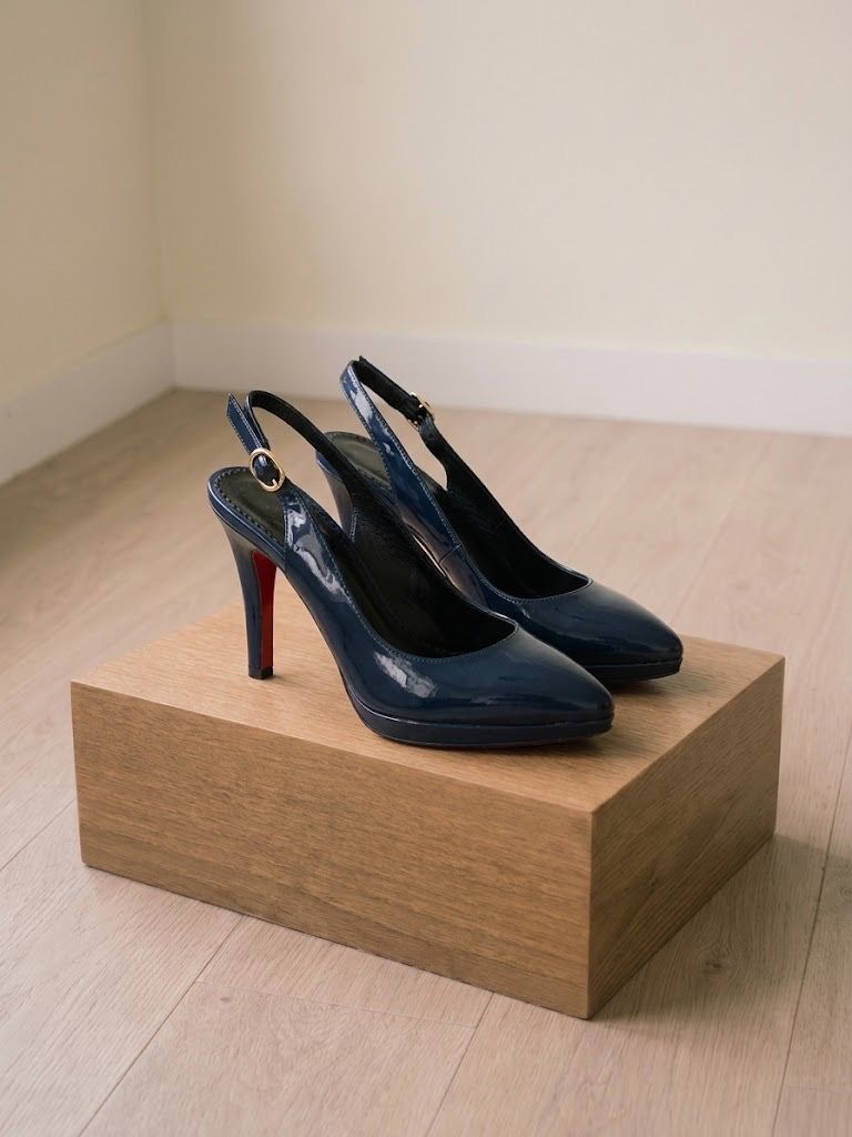 RED CARPET BLUE PATENT HEELS US 5 (Category: Heels) located in Marikina City. Submitted by minimalistmanila (Listing ID 1470789199, Image 1). Description: Red Carpet navy blue patent heels, bought in Singapore. US 5. Order now!.