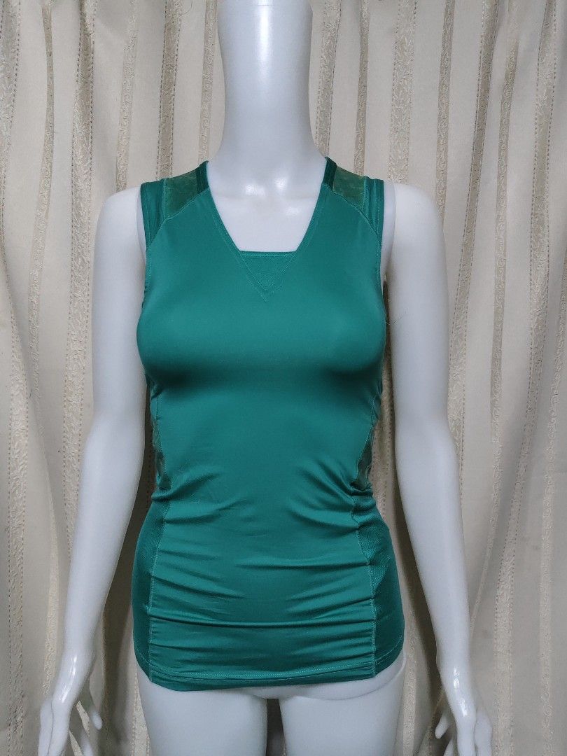 Reebok Emerald Green Compression Tank Top – Size Small to Medium (Category: Activewear) located in Baguio. Submitted by pisces_beattidue23 (Listing ID 1470874577, Image 1). Description: .